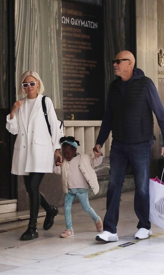 Χριστίνα Κοντοβά Άσπρο και μαύρο, για τη Χριστίνα που επέλεξε να συνδυάσει το δερμάτινο, skinny παντελόνι της με ένα λευκό παλτό με μεγάλα κουμπιά. Τα chunky loafers που έβαλε από κάτω ήταν ένα όνειρο! Τέλεια για τις βόλτες μας στην πόλη.