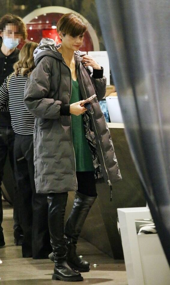 Άννα Μαρία Παπαχαραλάμπους Θέλουμε τις ψηλές, δερμάτινες μπότες της. Μπορεί να μην έχουμε τα πόδια της, αλλά τις θέλουμε. Τις συνδύασε τέλεια με ένα απλό, πράσινο φόρεμα και φουσκωτό jacket.