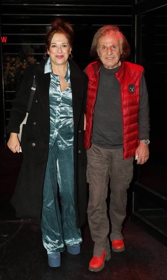 Ελένη Ράντου Την αγαπάμε και μας έχει χαρίσει πολλές όμορφες εμφανίσεις. Η συγκεκριμένη δεν ήταν μία από αυτές. Το βελούδινο σετάκι δεν την κολάκευε, δυστυχώς. Οι μπλε πλατφόρμες, όμως, super!