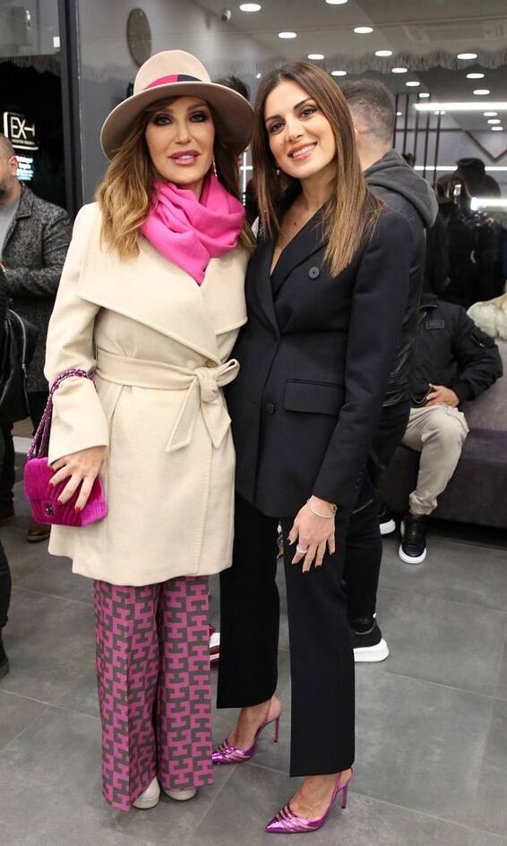 Βίκυ Χατζηβασιλείου Αυτό το look ήταν λίγο σαν τη θεία από το Σικάγο, με το παλτό, το καπέλο και το printed παντελόνι. Όλα μαζί έκαναν λίγο too much Βίκυ μου και δεν το έχεις ανάγκη, τόσο όμορφη γυναίκα.