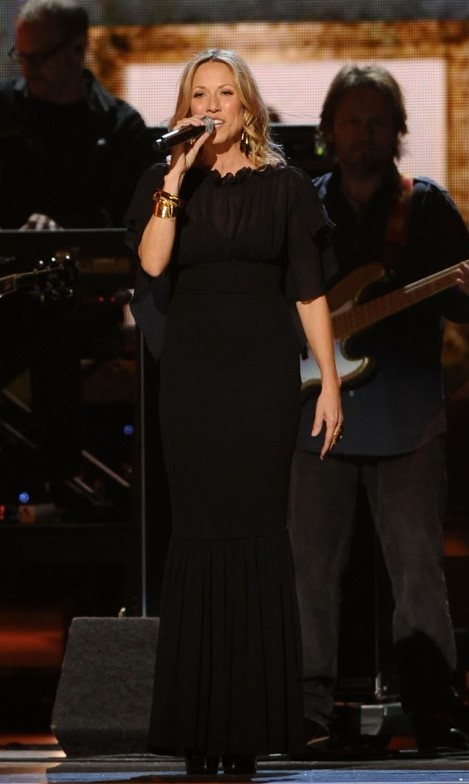 Video: Η Paltrow τραγουδά στα βραβεία της Country