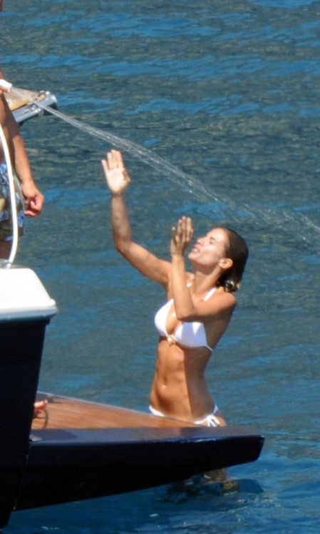 Elisabetta Canalis: Παίζοντας στην θάλασσα με τον πρώην…