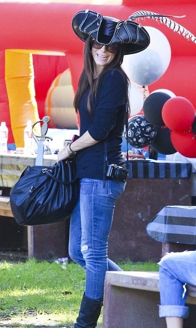 Η Sandra Bullock, ο Louis και το… πειρατικό 