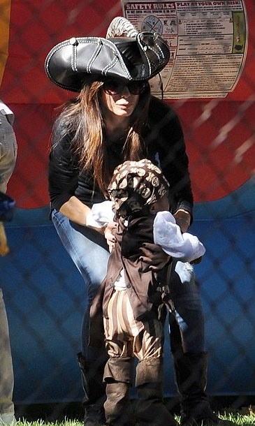 Η Sandra Bullock, ο Louis και το… πειρατικό 