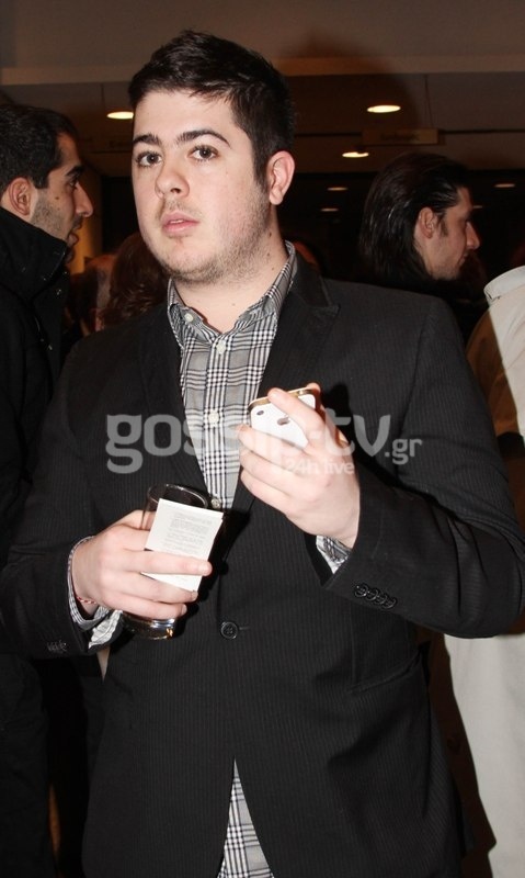 Ποιανού μεγάλου Έλληνα τραγουδιστή είναι γιος ο νεαρός της φωτογραφίας;