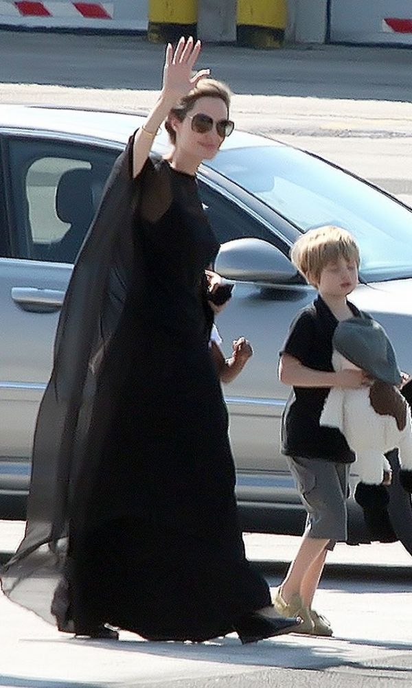 Angelina Jolie: Χαμογελαστή στη Βοσνία