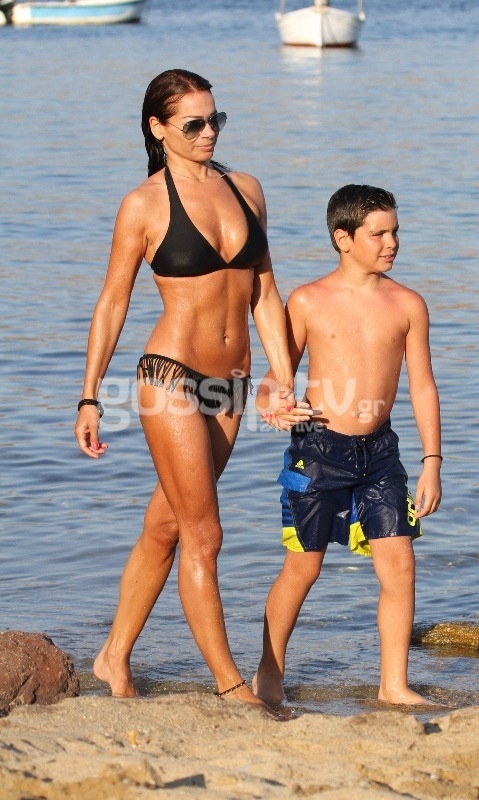 Και η Ελληνίδα μάνα κάνει γυμναστική και… πάει στην Μύκονο! (φωτό)