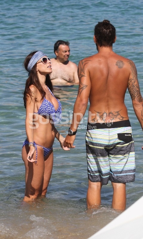 Αγκαλιάζονται, φιλιούνται στην Ψαρρού και ο παπαράτσι δεν τους νοιάζει!