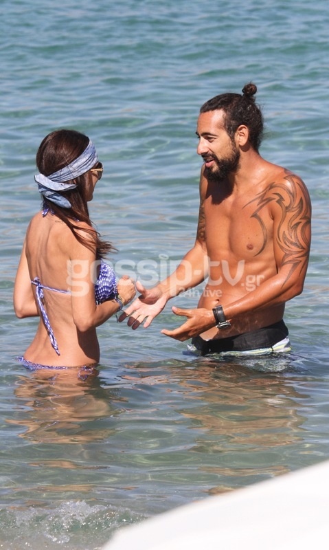 Αγκαλιάζονται, φιλιούνται στην Ψαρρού και ο παπαράτσι δεν τους νοιάζει!