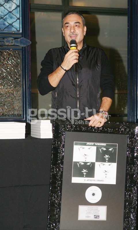 Δείτε τι έγινε στην απονομή του πολυπλατινένιου δίσκου του Σφακιανάκη