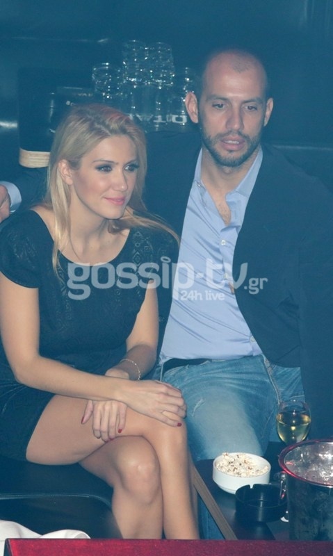 Τα «καυτά» φιλιά τους στα μπουζούκια (φωτό)