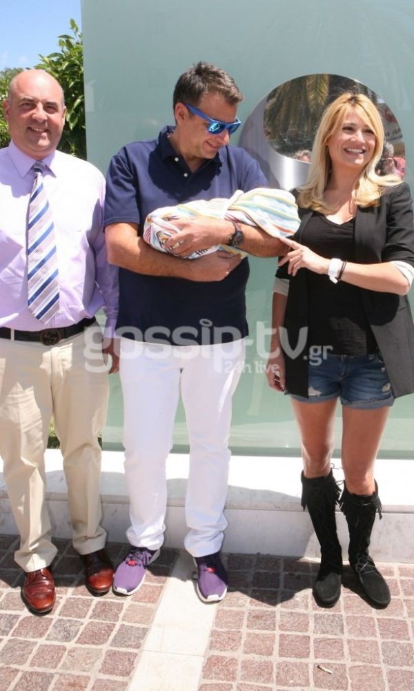 Σκορδά – Λιάγκας: Έφυγαν από το μαιευτήριο αγκαλιά με το μωράκι τους! (φωτογραφίες)