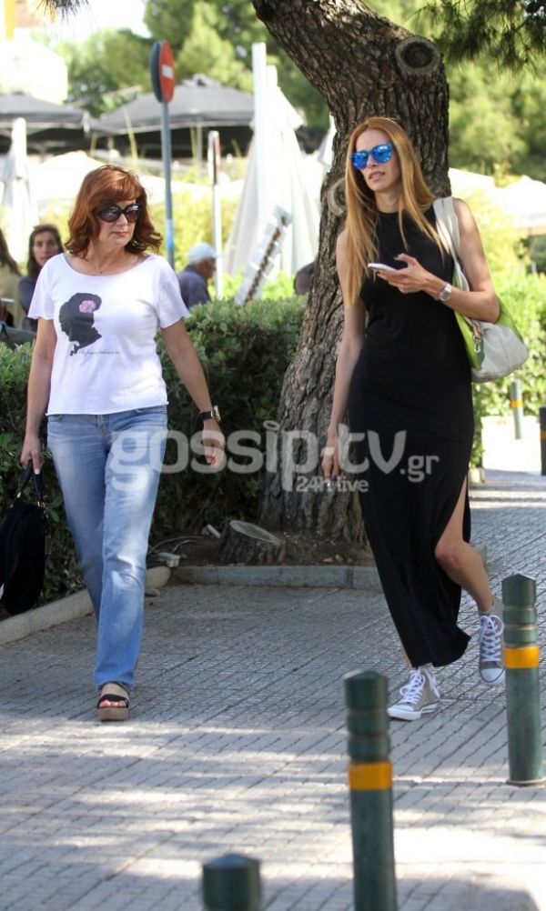 Στέλλα Δημητρίου: Βόλτα με την μητέρα της!