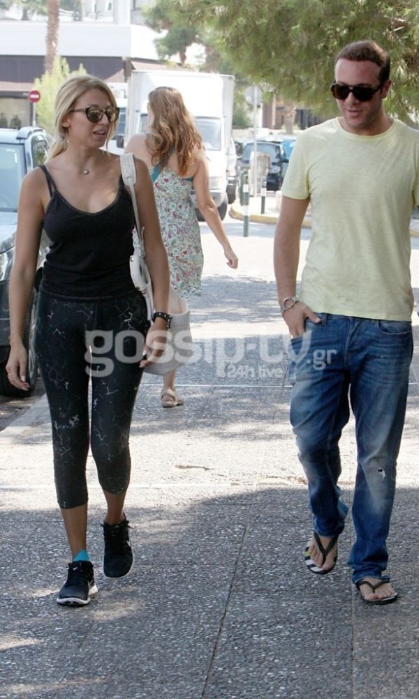 Με αθλητικό look η Σπυροπούλου στην Γλυφάδα