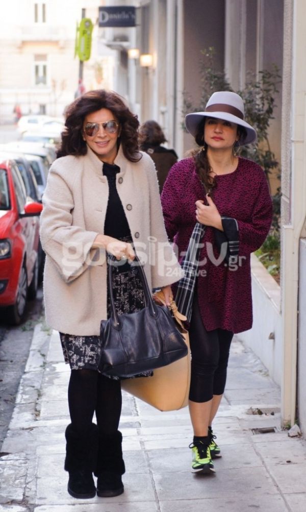 Μιμή Ντενίση: Βόλτα στο Κολωνάκι με φίλη της