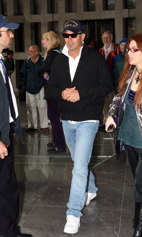 Η βόλτα του Kevin Costner στο Μουσείο Ακρόπολης