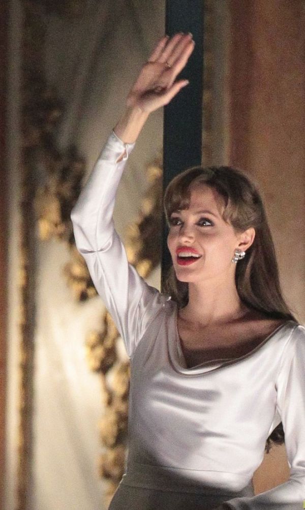 Η Angelina στο μπαλκόνι…