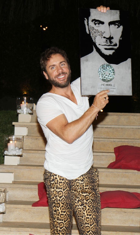 Ποιος τραγουδιστής εμφανίστηκε μ’ αυτό το στυλ;