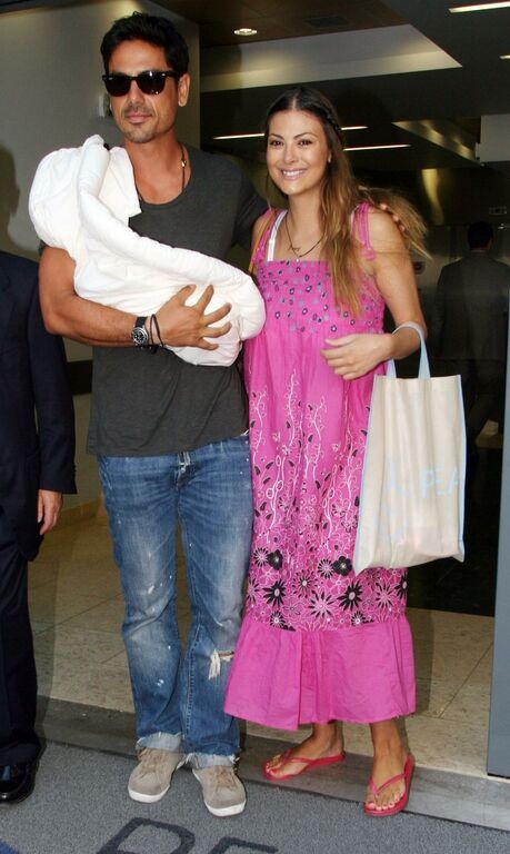 Καμπούρη-Ταρασιάδης: Καρέ καρέ η έξοδός τους από το μαιευτήριο