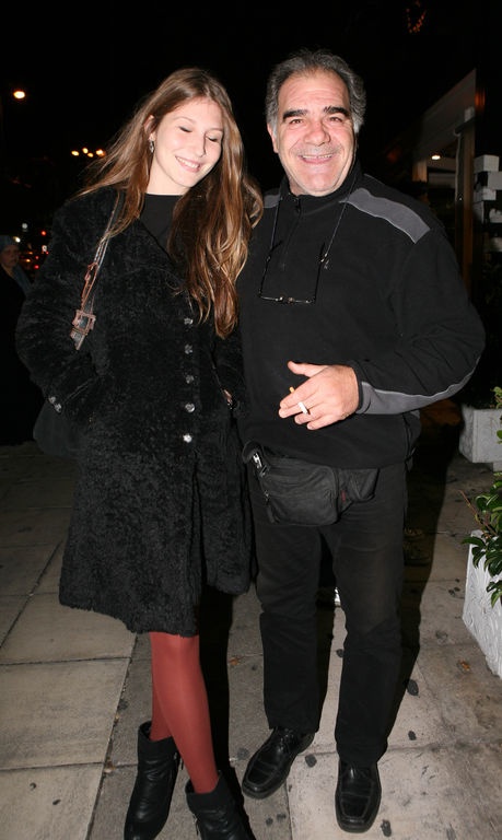 Ποιου γνωστού ζευγαριού είναι κόρη η κοπέλα; 