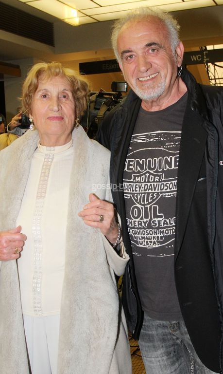 Αυτός είναι ο άγνωστος αδερφός του Νίκου Καρβέλα!