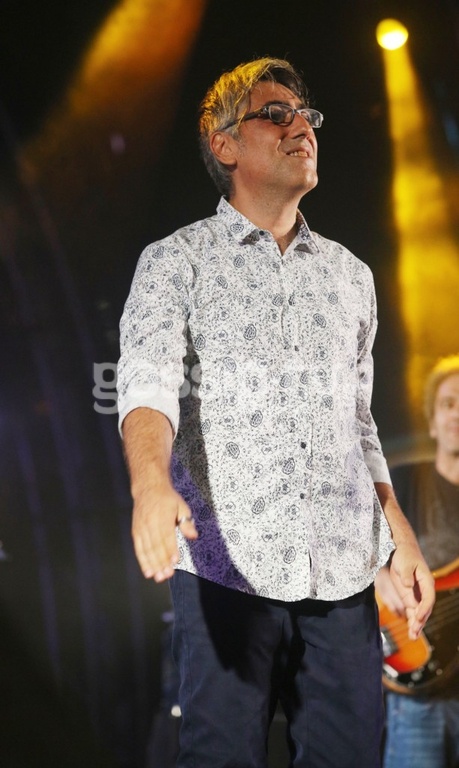 Στην σκηνή με δύναμη ψυχής ο τραγουδιστής που παλεύει με τον καρκίνο των οστών