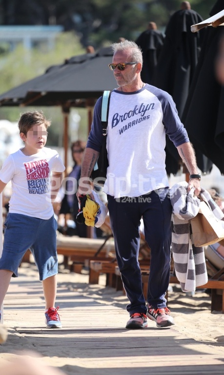 Πέτρος Κωστόπουλος: Βόλτα με το γιο του στη θάλασσα