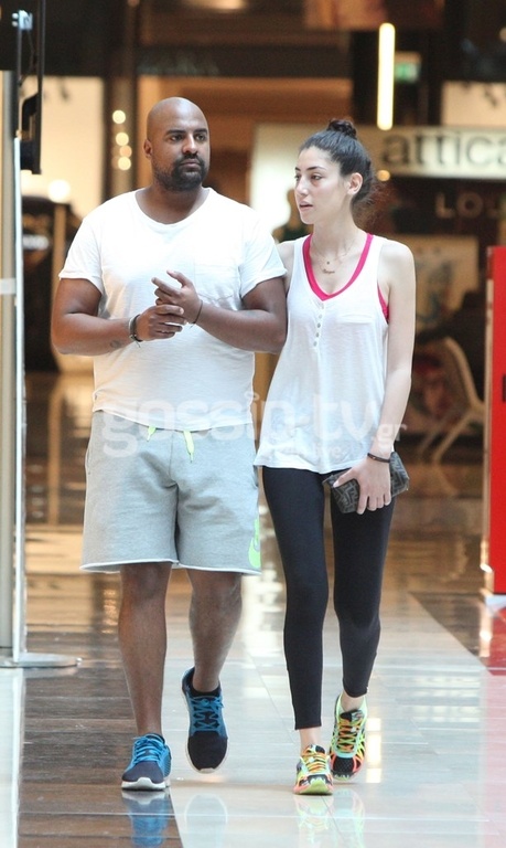 Ωχ, πως της λένε τώρα πως μας πέτυχε ο paparazzi και θα μαθευτεί ο έρωτάς μας;