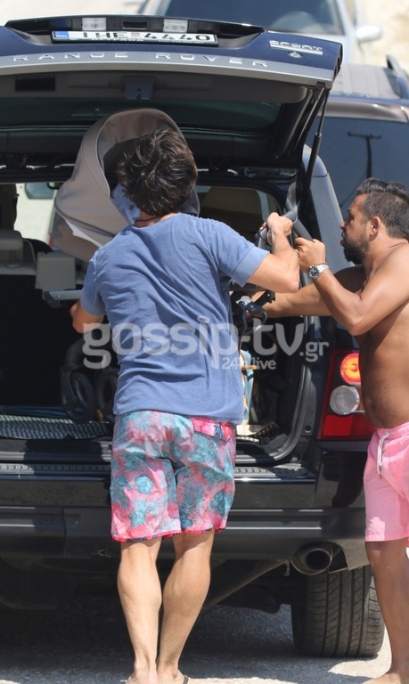 Δούκα – Χατζηαντωνάς: Βουτιές στη παραλία με την κόρη τους