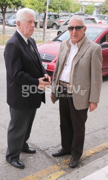 Συντετριμμένος ο Γιώργος Κατσαρός στην κηδεία της γυναίκας του