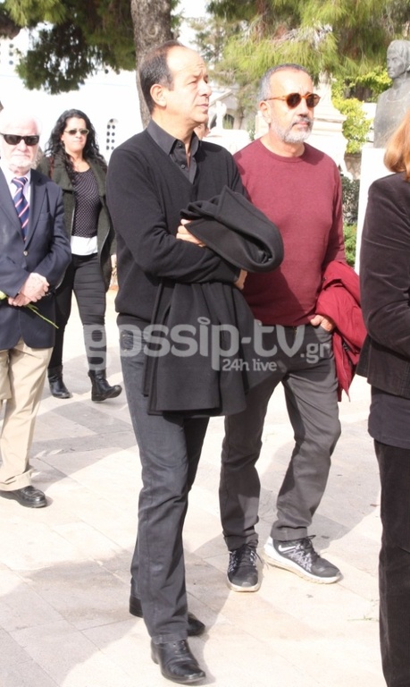 Συντετριμμένος ο Γιώργος Κατσαρός στην κηδεία της γυναίκας του