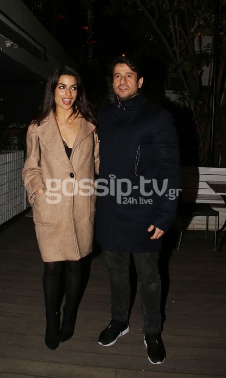 Αγκαλιάζονται… κοιτιούνται τρυφερά και… θέλουν να μας πείσουν ότι δεν είναι μαζί!