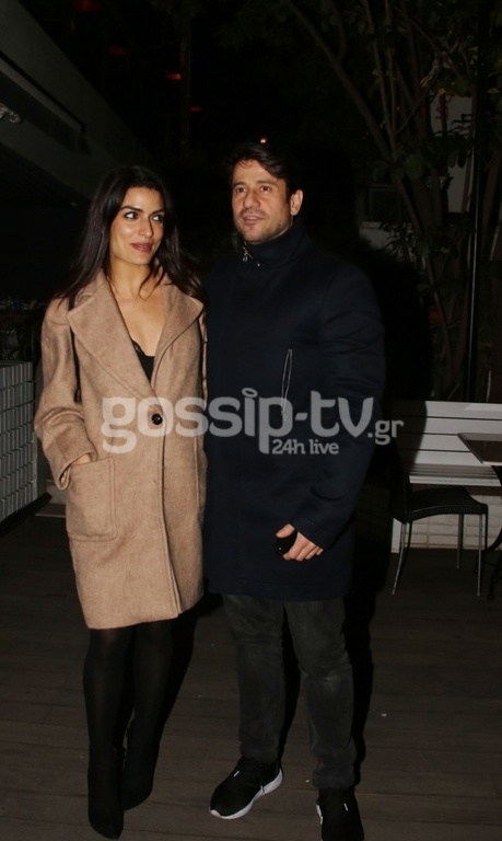 Αγκαλιάζονται… κοιτιούνται τρυφερά και… θέλουν να μας πείσουν ότι δεν είναι μαζί!