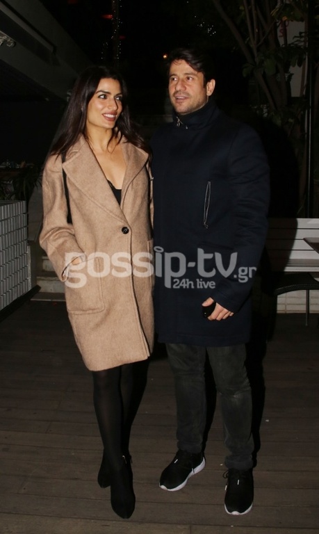 Αγκαλιάζονται… κοιτιούνται τρυφερά και… θέλουν να μας πείσουν ότι δεν είναι μαζί!