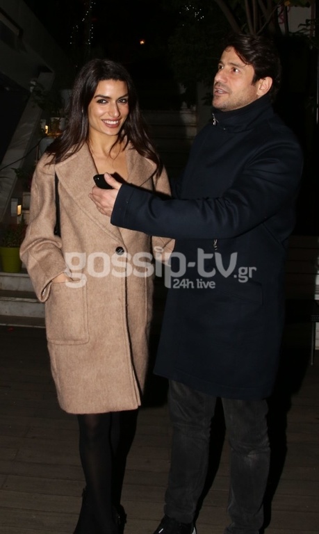 Αγκαλιάζονται… κοιτιούνται τρυφερά και… θέλουν να μας πείσουν ότι δεν είναι μαζί!