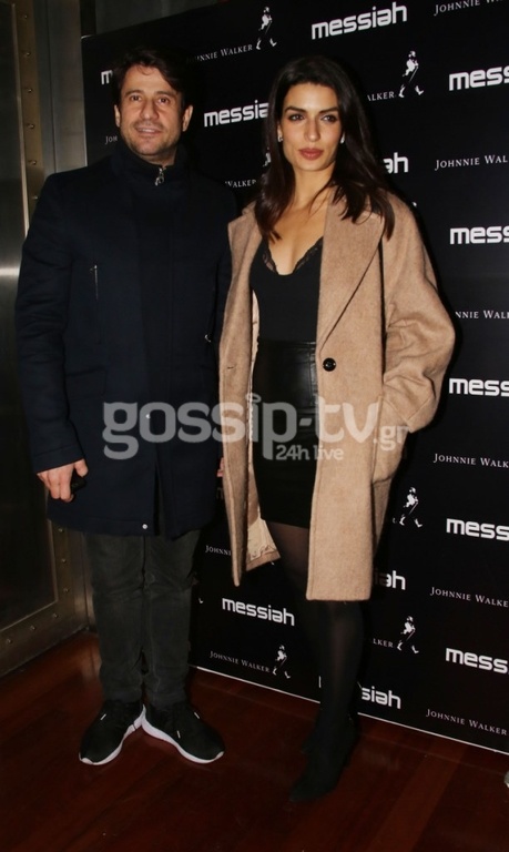 Αγκαλιάζονται… κοιτιούνται τρυφερά και… θέλουν να μας πείσουν ότι δεν είναι μαζί!