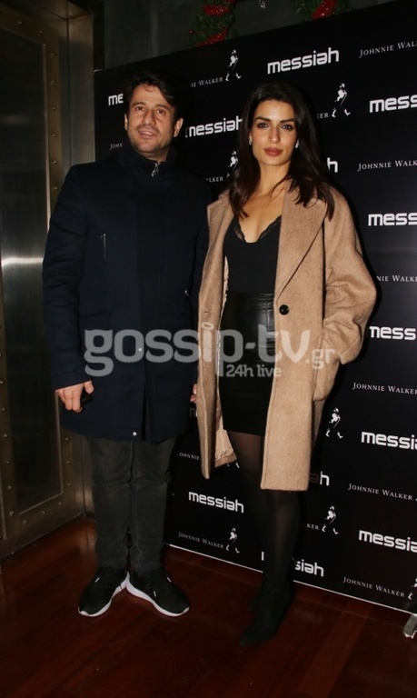 Αγκαλιάζονται… κοιτιούνται τρυφερά και… θέλουν να μας πείσουν ότι δεν είναι μαζί!