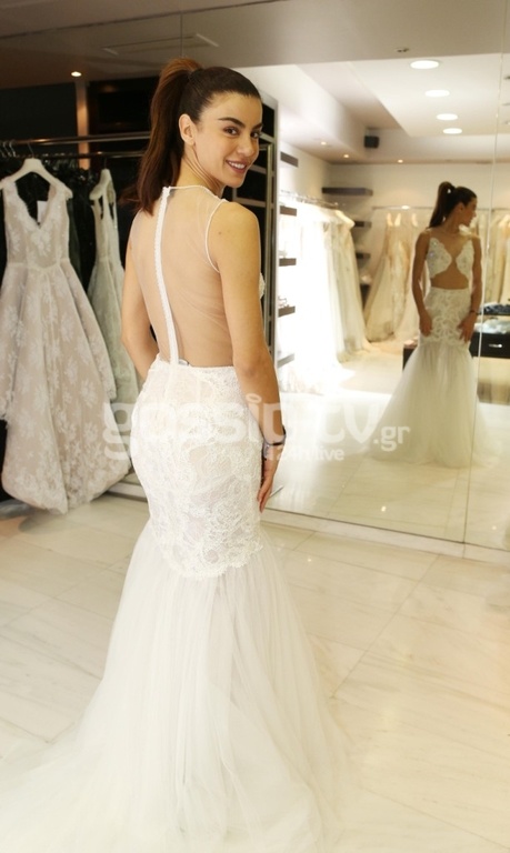 Πρόβα νυφικού για την Ειρήνη Παπαδοπούλου