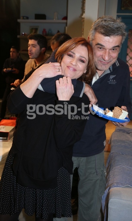 Οι πρωταγωνιστές της παράστασης «Ένα εξοχικό παρακαλώ» έκοψαν Βασιλόπιτα