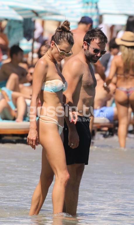 Παιχνίδια με τον άντρα της στην παραλία