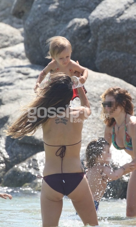 Άννα Βίσση: Η πιο σέξι γιαγιά on the beach