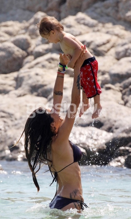 Άννα Βίσση: Η πιο σέξι γιαγιά on the beach