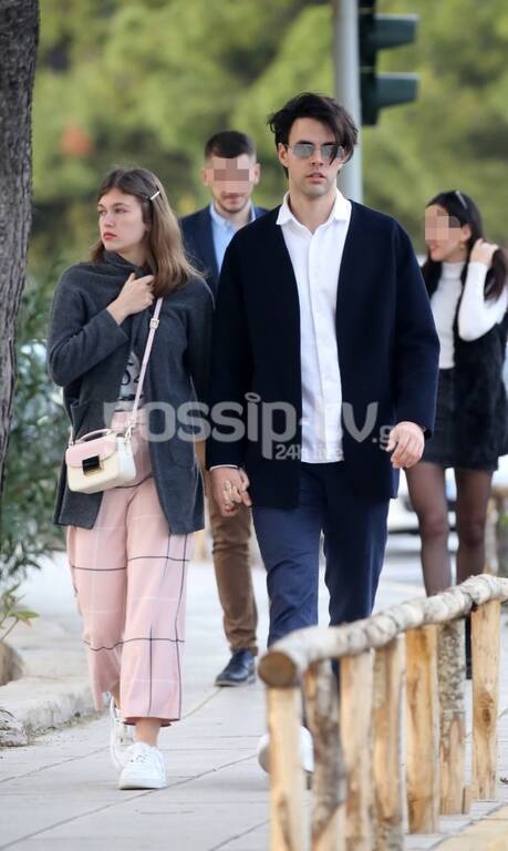 Τους τσακώσαμε αγκαλιά και χεράκι χεράκι στη Βουλιαγμένη