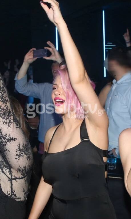 Το νέο look και ο ξέφρενος χορός της Λάουρα Νάργες