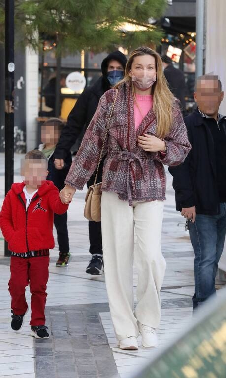 Μαριέττα Χρουσαλά Δε λέμε κακοντυμένη τη Μαριέττα Χρουσαλά, αλλά θα προτιμούσαμε να δούμε μερικά μικρά πράγματα διαφορετικά. Όπως, το μπεζ τσαντάκι που δεν ευνοεί ως χρώμα μαζί με το λευκό και το ροζ.