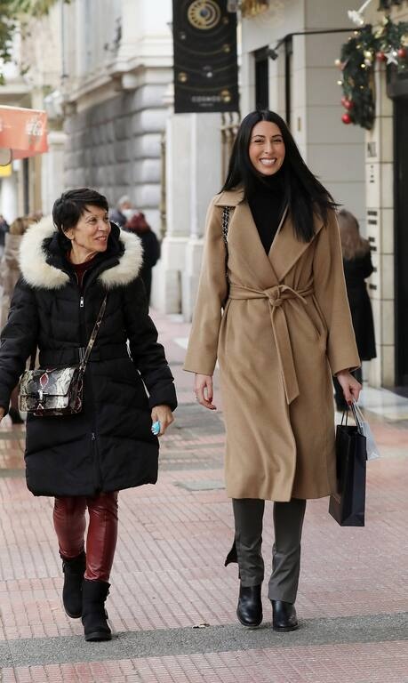 Ζωή Δημητράκου Όλα καλά με το πάνω μέρος του outfit, όμως, κάτι πήγε στραβά με το κάτω μέρος. Η Ζωή επέλεξε ένα πολύ chic παλτό που έδινε όγκο με ένα παντελόνι με λεπτό ύφασμα που κολλούσε στα πόδια και πάνω από τις μπότες δημιουργώντας ένα περίεργο αποτέλεσμα.