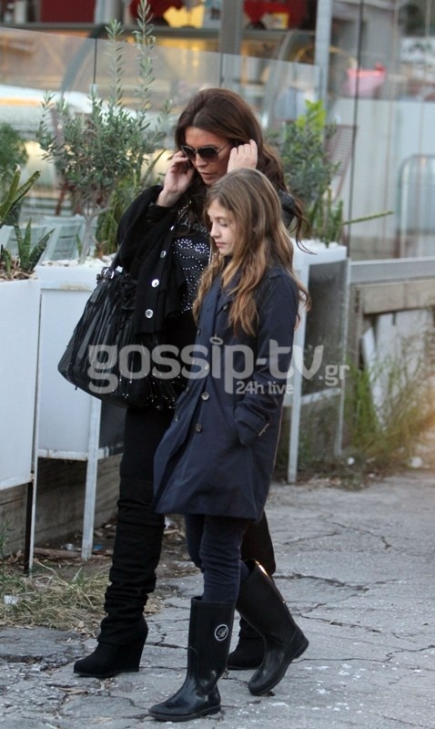 Η βόλτα της Βάνας Μπάρμπα με την κόρη της (φωτό)