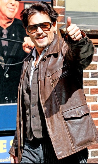 Αντί να φοράει το μονόπετρο η αρραβωνιαστικιά του, το φοράει εκείνος! 