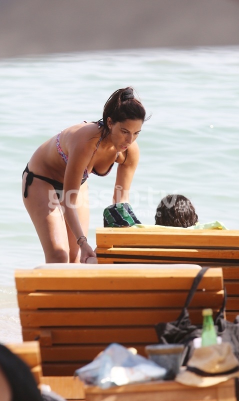 Οι βουτιές της Κατερίνας Παπουτσάκη με τον γιο της!