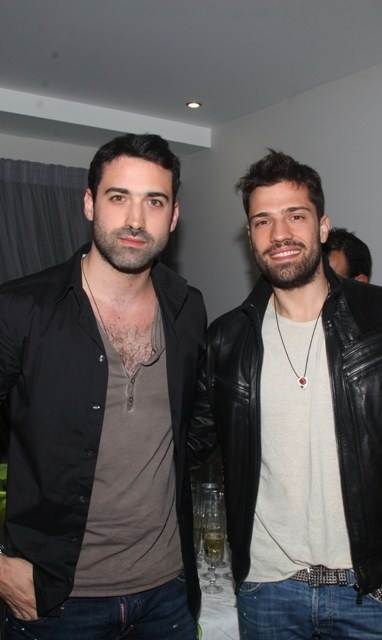 Σας θυμίζουν κάποιους; Είναι τα αδέλφια των Ελλήνων celebrities! (part 1)